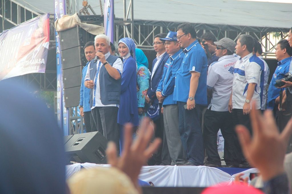 Kampanye PAN di Palembang Ketua Umum Partai Amanat Nasional Hatta Rajasa memberikan orasi dalam kampanye terbuka PAN di Stadion Patra Jaya, Palembang, Sumatera Selatan, Selasa (1/4/2014). Hadir dalam acara itu sejumlah caleg dari PAN, antara lain, Desy Ratnasari dan Bima Arya.