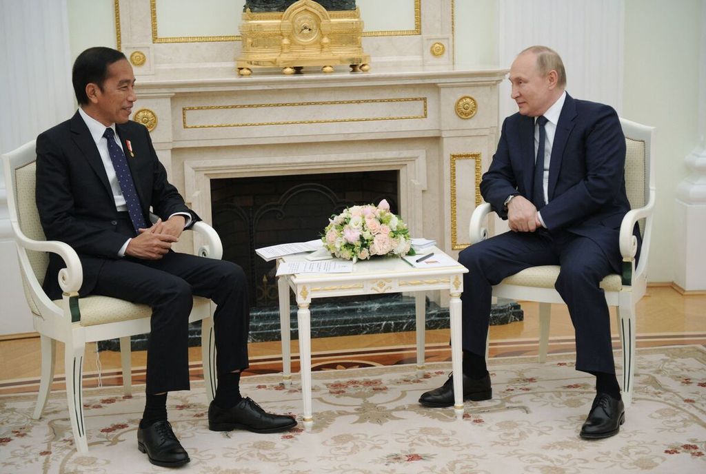 Presiden Rusia Vladimir Putin (kanan) bertemu Presiden Indonesia Joko Widodo di Kremlin, Moskwa, Kamis (30/6/2022). 