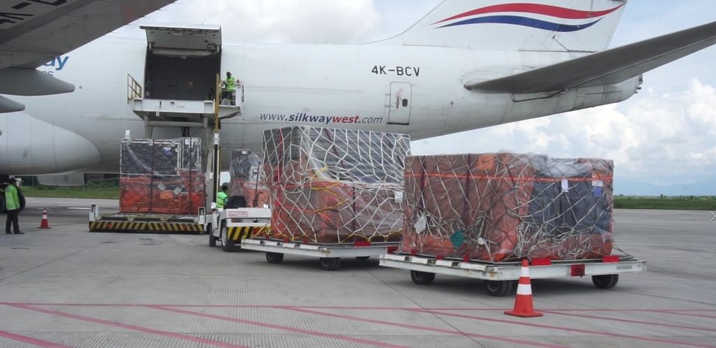 Suasana persiapan pengiriman logistik WSBK Mandalika menuju Australia di Sirkuit Bandara Internasional Lombok, Nusa Tenggara Barat, Selasa (15/11/2022). Seri terakhir WSBK musim 2022 akan digelar di Sirkuit Philip Island, Australia.