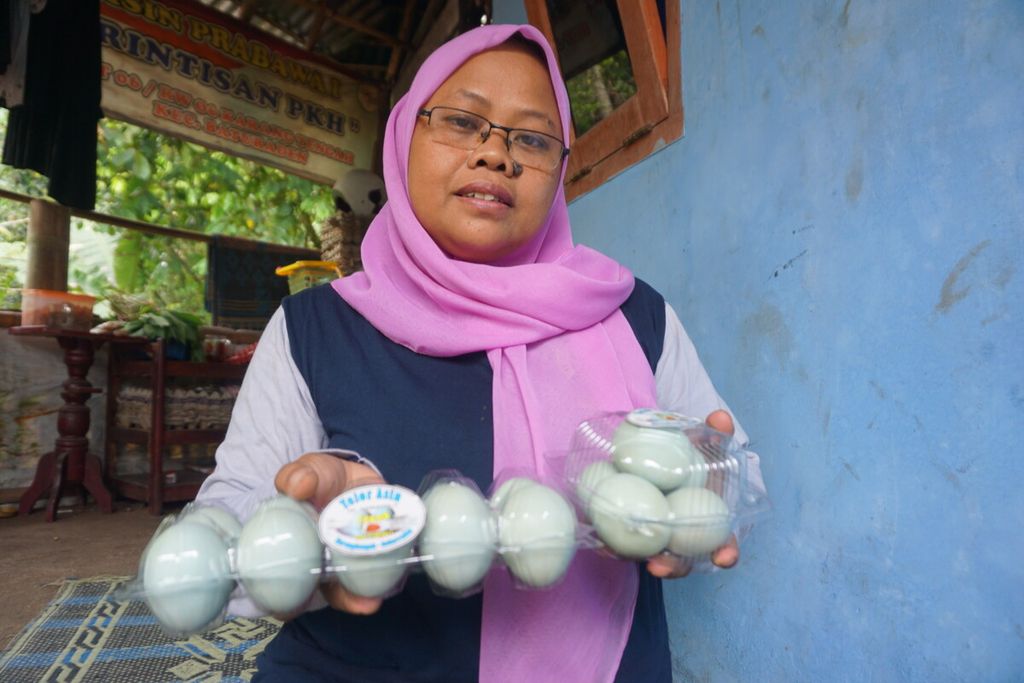 Susianty (37) menunjukkan telur asin hasil produksi dari Kube Prabawa 1 di rumahnya di Desa Karangtengah, Baturraden, Banyumas, Jawa Tengah, Kamis (6/10/2022).