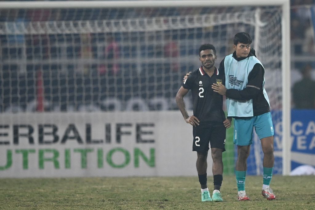 Kiper timnas Indonesia Muhamad Riyandi (kanan) menghibur rekannya, Yakob Sayuri, seusai kalah dari Vietnam 0-2 pada pertandingan kedua semifinal Piala AFF 2022 di Stadion Nasional My Dinh, Hanoi, Vietnam, Senin (9/1/2023). Indonesia tidak berhasil lolos ke babak final. 