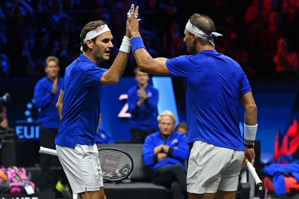 Roger Federer dan Rafael Nadal dari Tim Eropa bermain dalam nomor ganda putra kejuaraan beregu Piala Laver melawan pasangan Jack Sock/Frances Tiafoe dari Tim Dunia di O2 Arena, London, Sabtu (24/9/2022) dini hari WIB. Federer/Nadal kalah, 6-4, 6-7 (2), 9-11. 