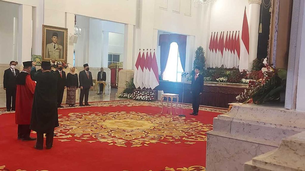 Presiden Joko Widodo menyaksikan pengucapan sumpah calon hakim konstitusi M. Guntur Hamzah sebagai hakim konstitusi di Istana Negara, Jakarta, pada Rabu, 23 November 2022.