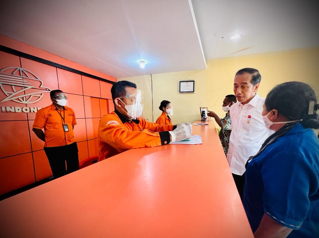 Presiden Joko Widodo mengunjungi Kantor Pos Saumlaki, Kepulauan Tanimbar, Provinsi Maluku, Jumat (2/9/2022). Dalam kunjungan ini, Presiden mengecek penyaluran BLT BBM. BLT BBM didistribusikan sebagai pengalihan subsidi BBM.