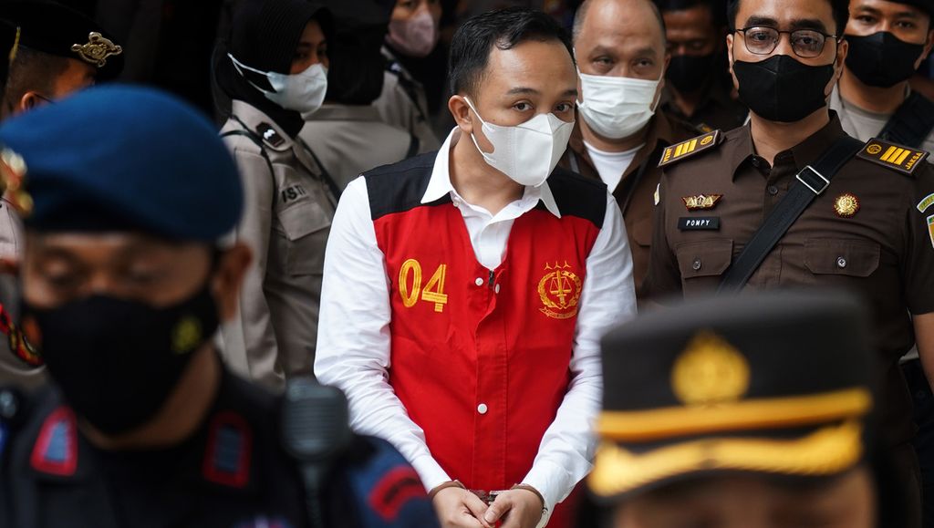 Ricky Rizal, terdakwa dalam kasus pembunuhan Brigadir Nofriansyah Hutabarat, berjalan menuju ruang sidang di Pengadilan Negeri Kelas IA Jakarta Selatan, Jakarta, untuk mengikuti sidang putusan sela, Rabu (26/10/2022). 