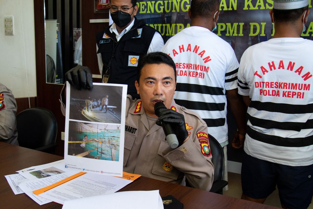 Kepala Bidang Humas Polda Kepulauan Riau Komisaris Besar Harry Goldenhardt, menunjukkan barang bukti speedboat dan kapal kayu yang digunakan oleh sindikat perdagangan orang untuk menyelundupkan pekerja migran Indonesia ke Malaysia dari perariran Kepri, Senin (27/12/2021). 