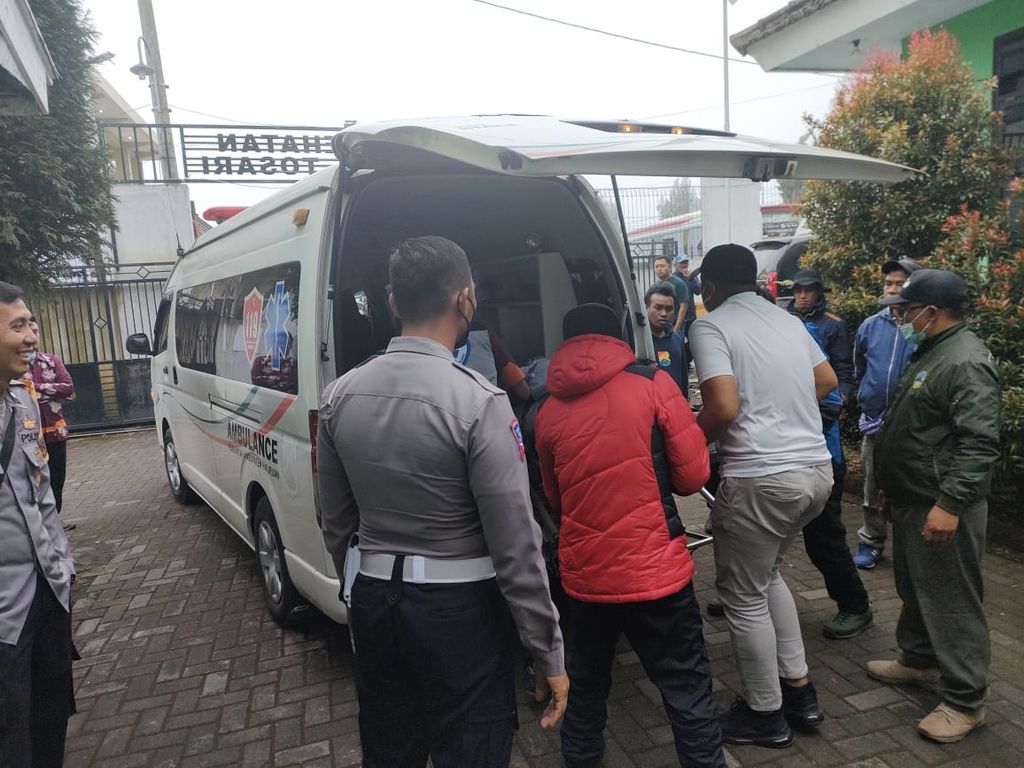 Evakuasi korban jip wisata yang jatuh ke jurang di kawasan Bromo, Sabtu (10/9/2022). Dua orang dari enam penumpangnya tewas.