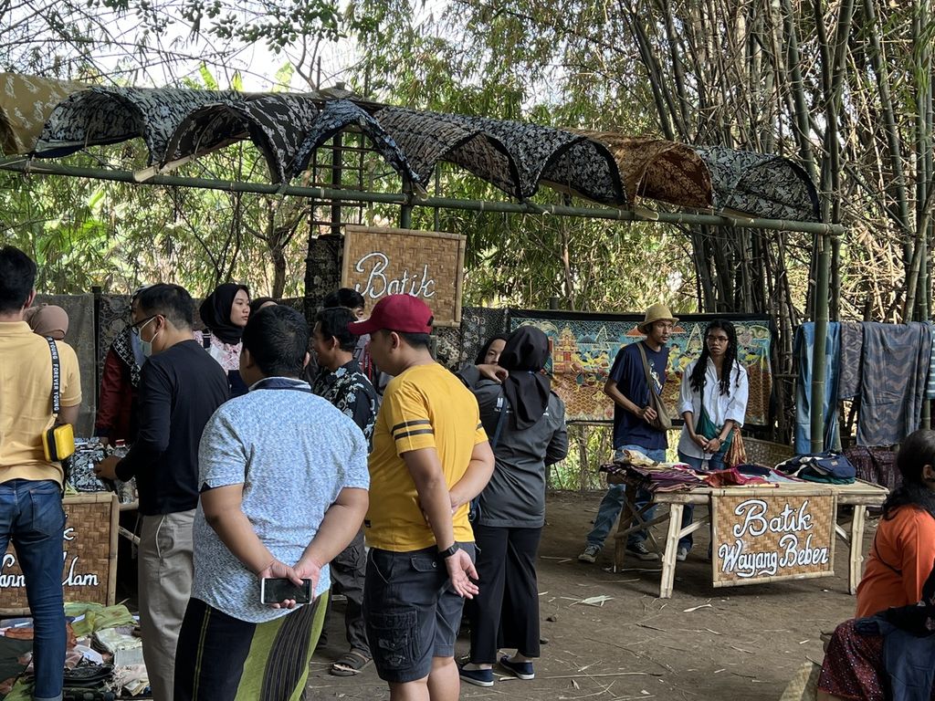 Pengunjung Pasar Barongan di Jombang tampak tertarik dengan segala produk buatan warga Desa Mojotrisno, Sabtu (6/8/2022).