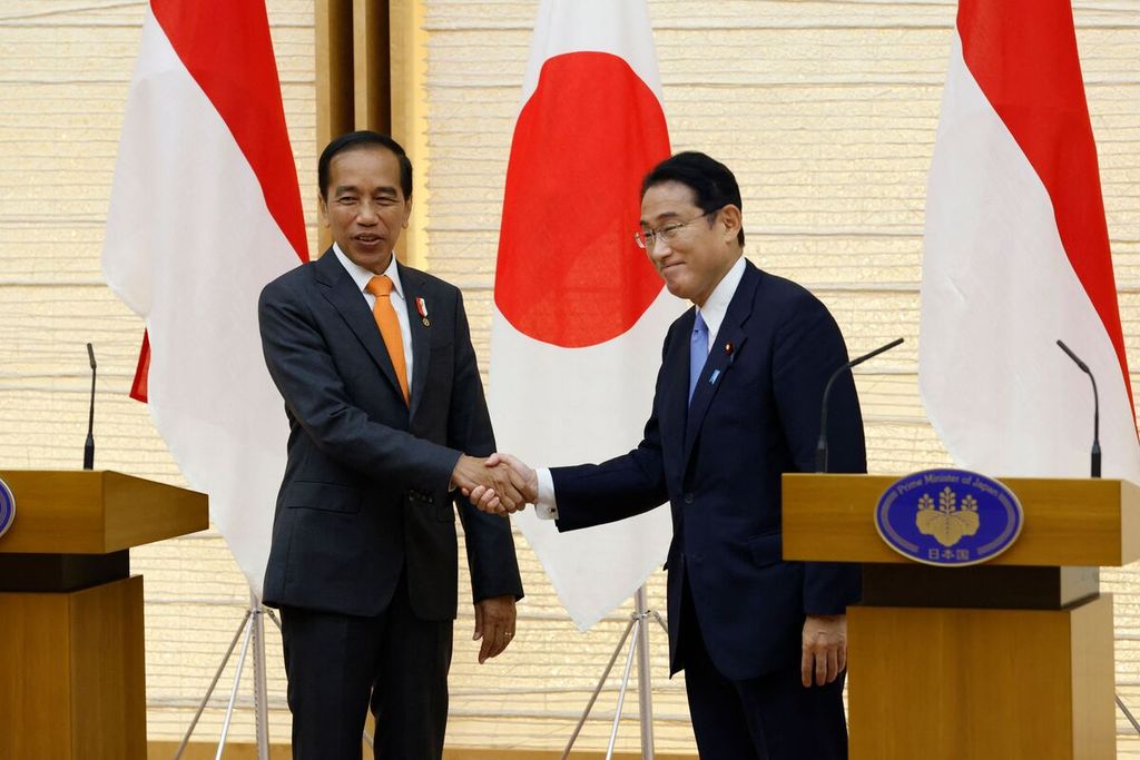 Presiden Joko Widodo berjabat tangan dengan Perdana Menteri Jepang Fumio Kishida seusai mengakhiri konferensi pers bersama di kediaman resmi perdana menteri di Tokyo, Jepang, Rabu (27/7/2022). 