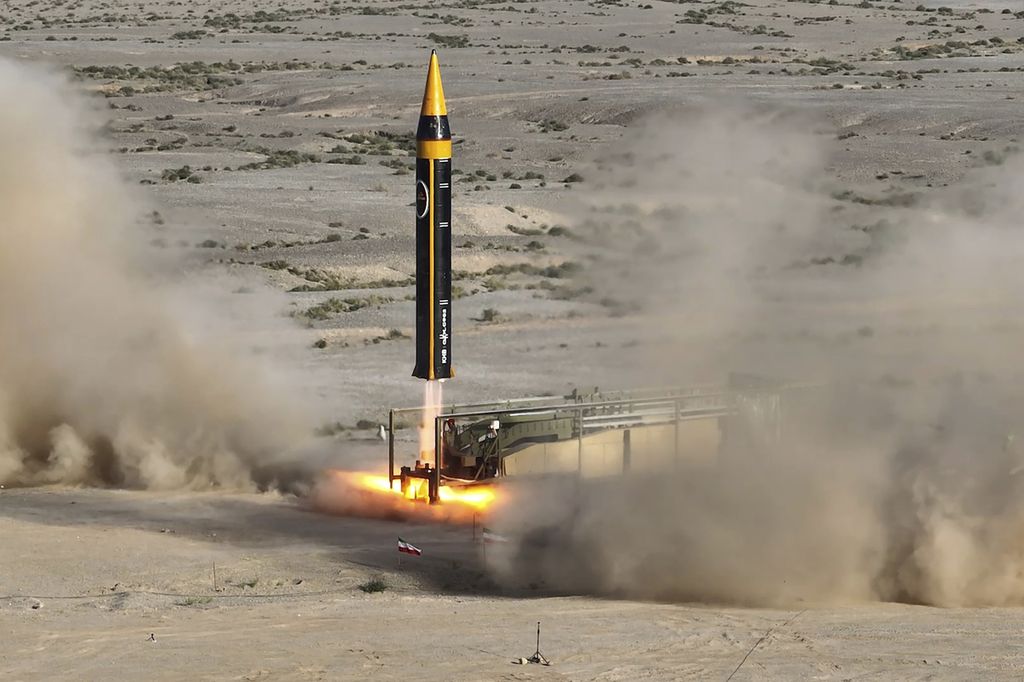 Foto yang dirilis Kementerian Pertahanan Iran, Kamis (25/5/2023), memperlihatkan peluncuran rudal Khorramshahr generasi ke-4 di sebuah lokasi peluncuran yang dirahasiakan. 