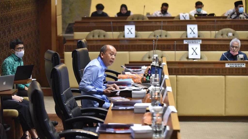 Wakil Ketua Komisi II DPR Saan Mustopa memimpin jalannya rapat di Kompleks Parlemen Senayan, Jakarta, Senin (5/10/2020). 