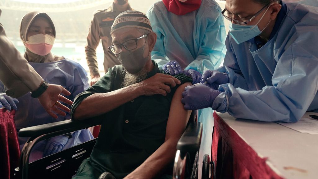 Lansia dibantu TNI Polri menjalani vaksinasi penguat di gerai vaksin presisi di Stadion Patriot Candrabhaga, Kota Bekasi, Jawa Barat, Selasa (8/2/2022). Vaksinasi lansia serentak se-Indonesia tersebut berlangsung mulai pukul 09.00 WIB hingga 13.00 WIB. 