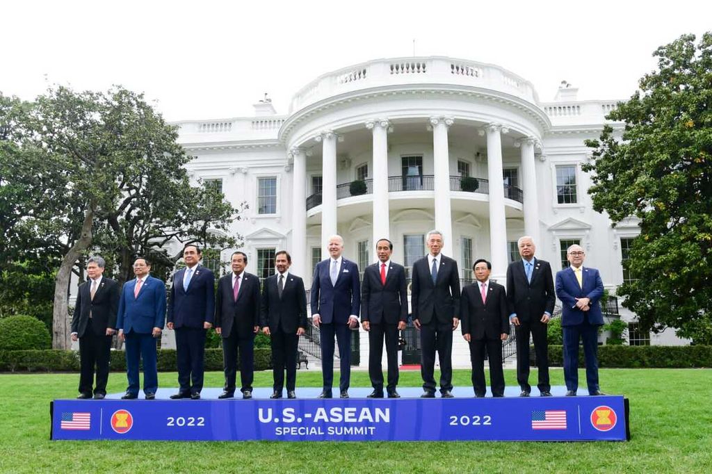 Presiden Joko Widodo, yang berdiri di samping Presiden Amerika Serikat Joe Biden, berfoto bersama pemimpin negara ASEAN di halaman Gedung Putih, Washington DC, Kamis (12/5/2022) waktu setempat.