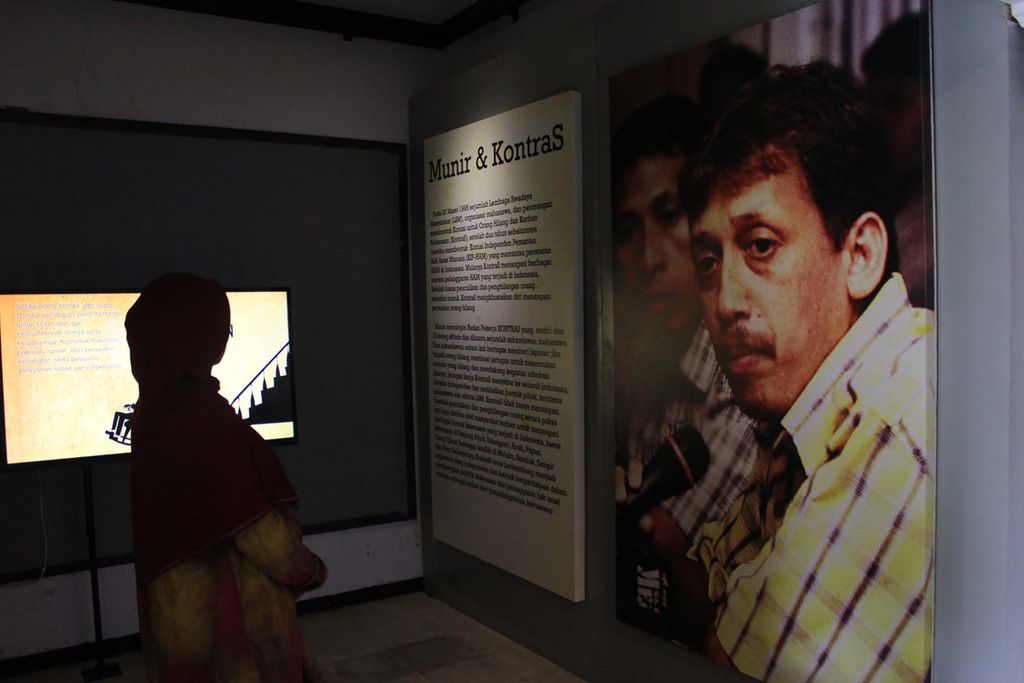 Seorang pengunjung mengamati koleksi Museum Omah Munir yang berdiri sejak 8 Desember 2013 di Jalan Bukit Berbunga Nomor 2, Kota Batu, Jawa Timur, Minggu (30/11/2014). Nama aktivis HAM Munir kini kembali mencuat setelah Pollycarpus Budihari Priyanto, terpidana dalam perkara pembunuhan Munir, mendapat pembebasan bersyarat.