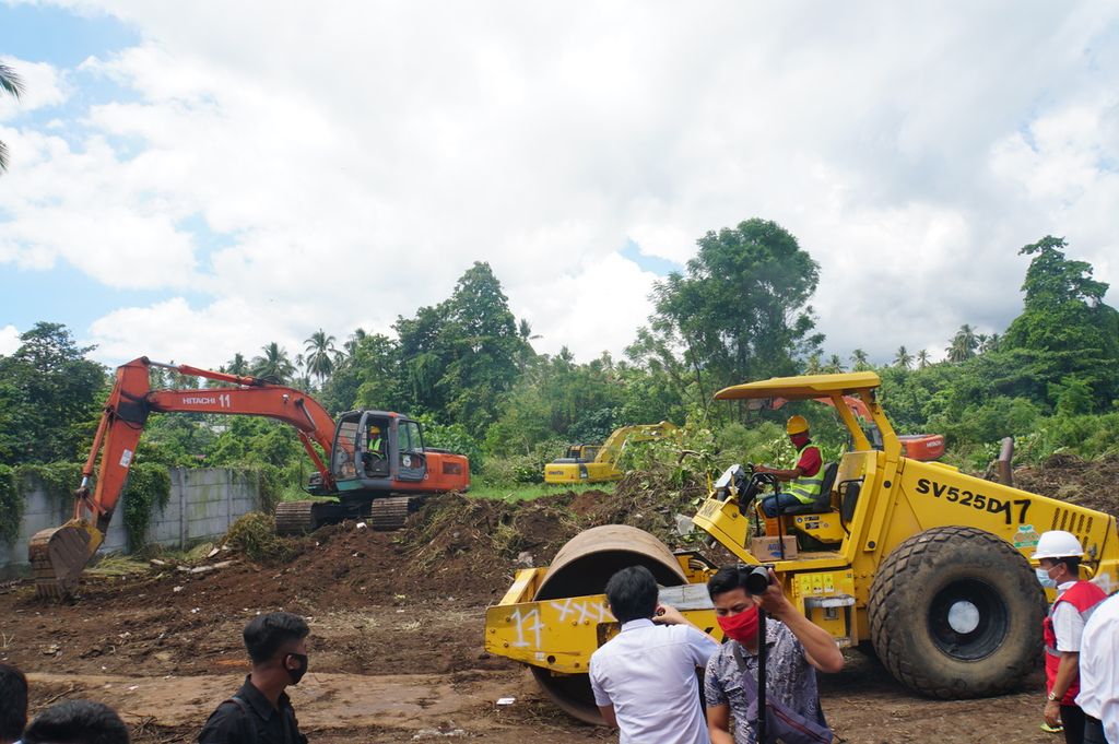 Ilustrasi-Beberapa alat berat membabat pohon dan semak serta mengangkut tanah di area pembangunan Jalan Lingkar Luar Manado III (MORR III) di Kalasey, Pineleng, Minahasa, Sulawesi Utara, Senin (14/9/2020). MORR III akan membentang sepanjang 11,4 kilometer dari Kalasey hingga Winangun di Manado. Dana sebesar Rp 1,2 triliun dari APBN akan membiayai proyek ini dalam beberapa tahun ke depan.