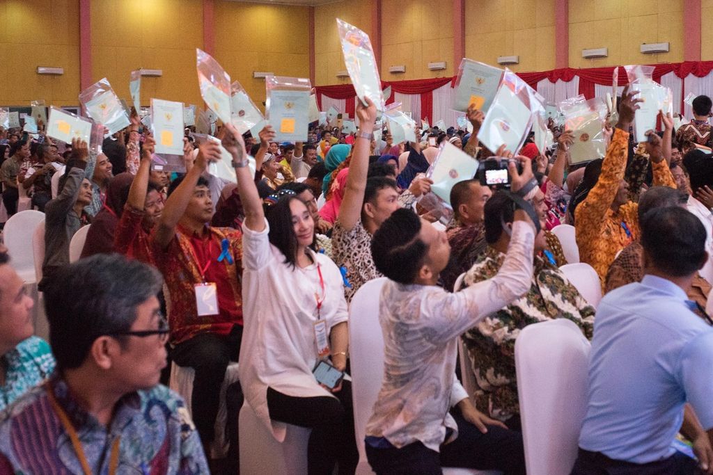 Ribuan warga di Batam, Kepulauan Riau, berkumpul di Aula Universitas Batam untuk menerima penyerahan sertifikat hak milik, Jumat (20/12/2019). Sertifikat tersebut diserahkan langsung oleh Menteri Agraria dan Tata Ruang Sofyan Djalil.