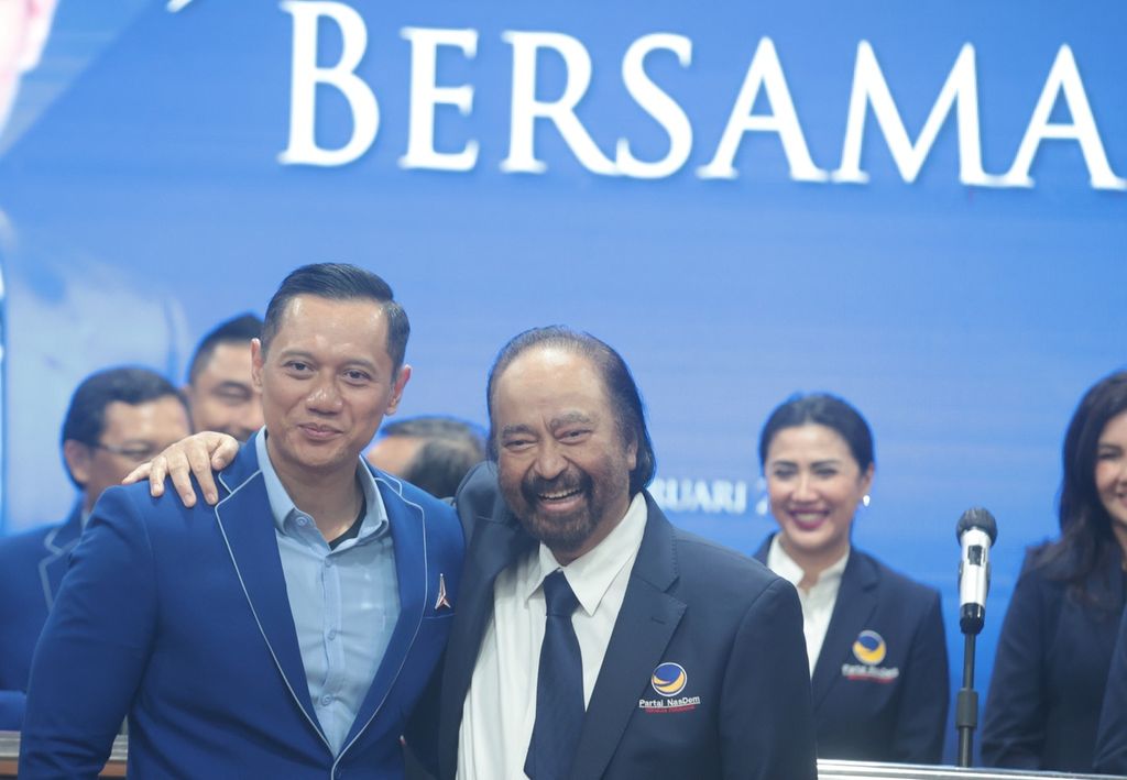 Ketua Umum Partai Nasdem Surya Paloh (kanan) dan Ketua Umum Partai Demokrat Agus Harimurti Yudhoyono berfoto bersama usai pertemuan di kantor DPP Partai Demokrat, Jakarta, Rabu (22/2/2023). 