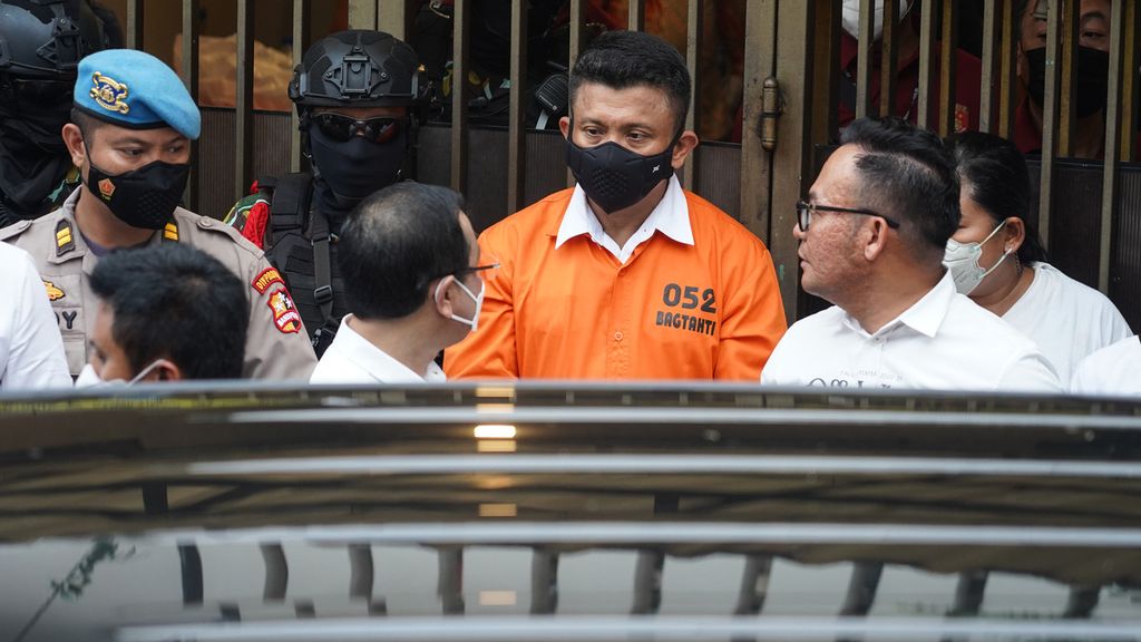 The suspect, Ferdy Sambo, participates in a series of reconstructions of the murder of Brigadier Nofriansyah Yosua Hutabarat at Ferdy Sambo's official residence at the Police Service House Complex, Jalan Duren Tiga Utara, South Jakarta, Tuesday (30/8/2022). This case made the people's trust in the police agency decline sharply.