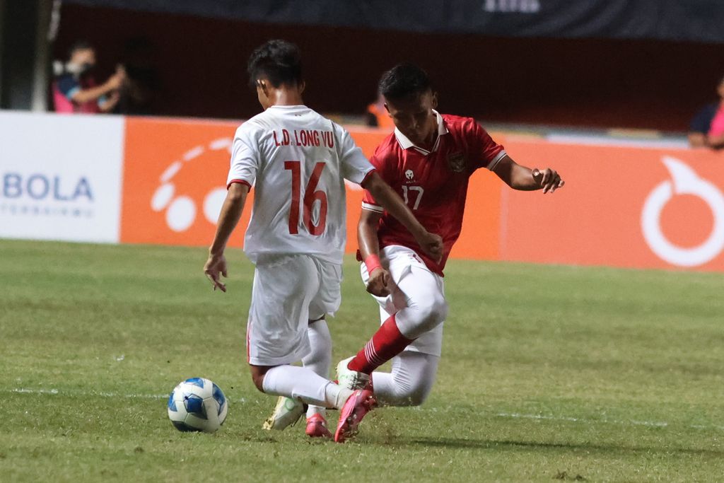 Pemain Tim Indonesia U-16 Muhammad Nabil Asyura (kanan) berebut bola dengan pemain Tim Vietnam U-16 Le Dinh Long Vu dalam laga Piala AFF U-16 di Stadion Maguwoharjo, Sleman, DI Yogyakarta, Sabtu (6/8/2022). Indonesia menang dengan skor 2-1.