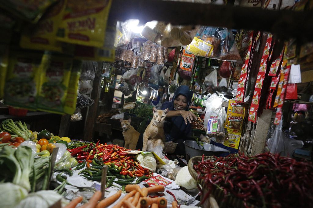 Pedagang melayani pembeli di Pasar PSPT, Tebet, Jakarta Selatan, Selasa (15/11/2022). Berdasarkan survei pemantauan harga Bank Indonesia, perkembangan inflasi sampai dengan minggu kedua bulan ini diperkirakan sebesar 0,11 persen secara bulanan. Inflasi dipicu oleh kenaikan harga sejumlah bahan pangan.