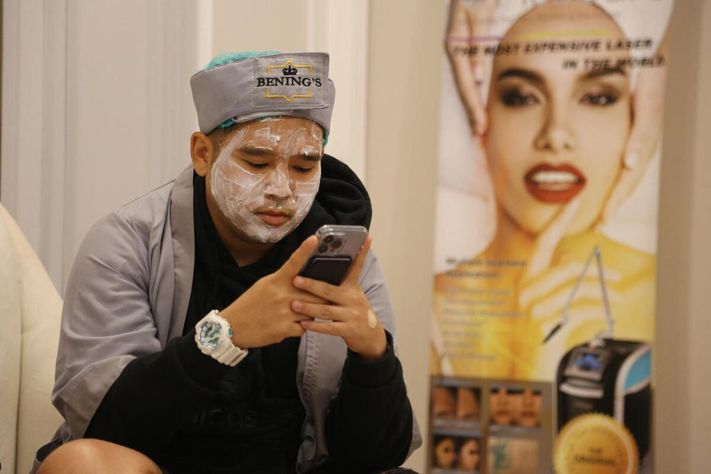 Klien menggunakan masker anestesi menunggu giliran perawatan wajah dengan laser di klinik kecantikan kulit Bening's Clinic di Kelapa Gading, Jakarta Utara, Kamis (20/1/2022). 