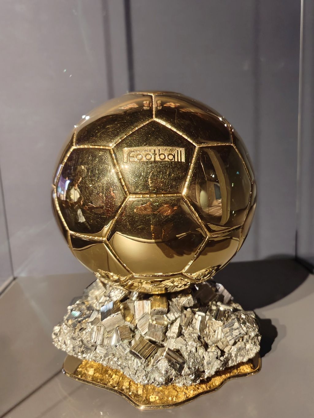 Salah satu trofi Ballon d'Or milik bintang sepak bola Argentina, Lionel Messi, yang dipajang di 3-2-1 Museum Olimpiade dan Olahraga Qatar, Doha, Qatar, Selasa (29/11/2022). Museum itu menjadi salah satu sarana pendidikan olahraga yang berada di kawasan Zona Aspire.
