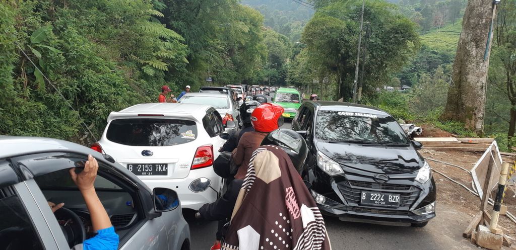 Suasana lalu lintas dari arah Puncak Bogor ke bawah, Minggu (2/12/2018).