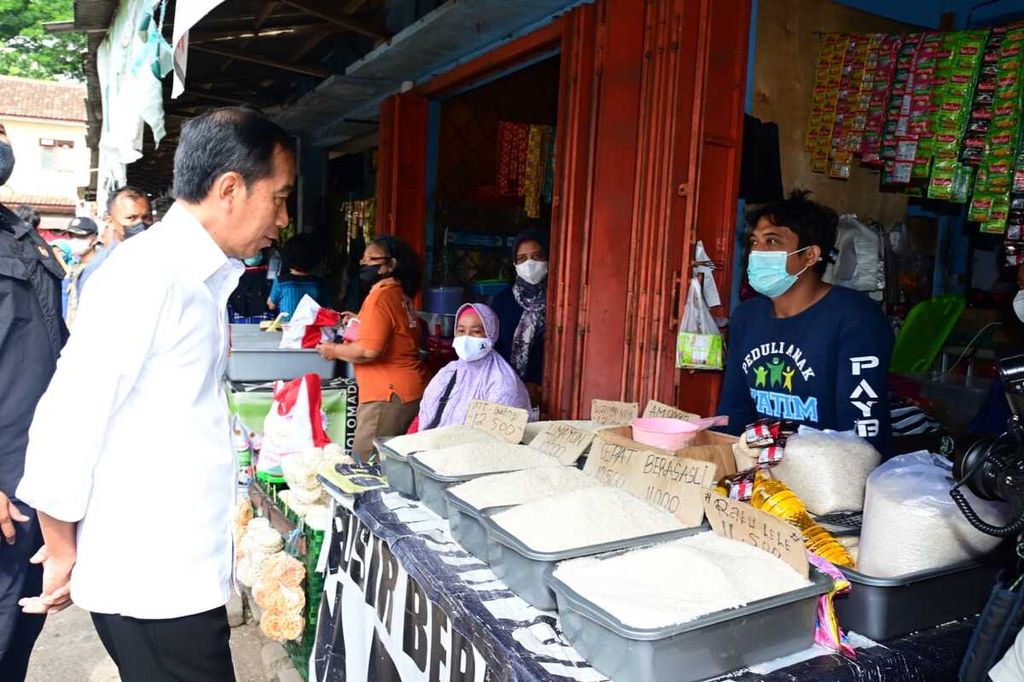 Dalam kunjungan kerja di Provinsi Jawa Tengah, 21 November 2022, Presiden Joko Widodo mengunjungi Pasar Malang Jiwan Colomadu, Kabupaten Karanganyar.