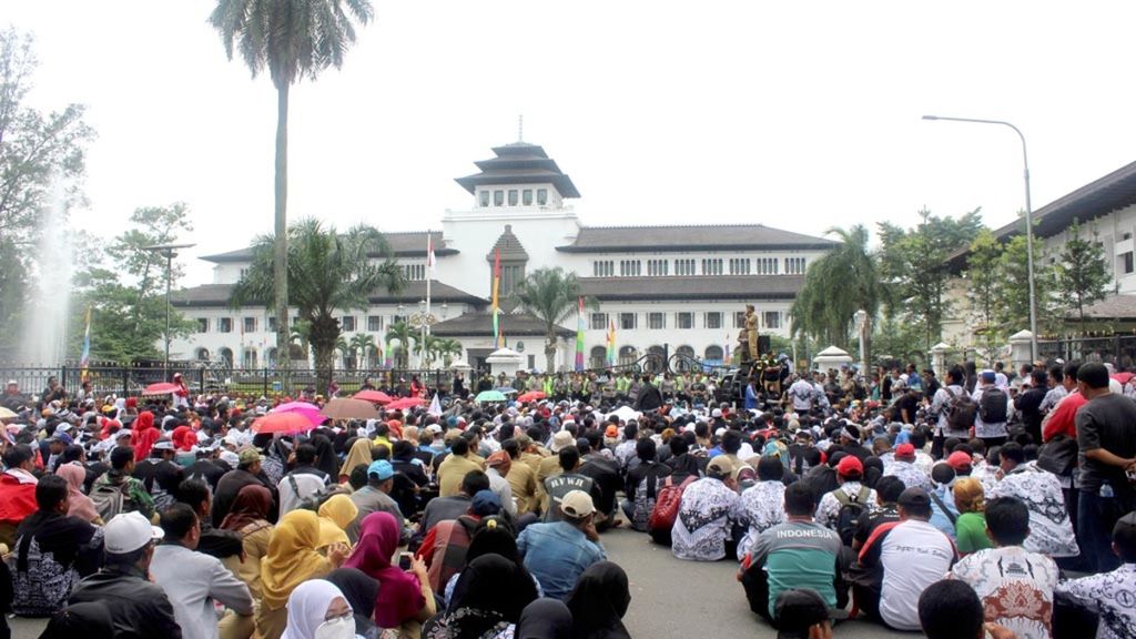 Lebih dari 1.000 guru honorer di Jawa Barat berunjuk rasa di depan Gedung Sate, Kota Bandung, Selasa (31/10/2016). Mereka menuntut peningkatan kesejahteraan.