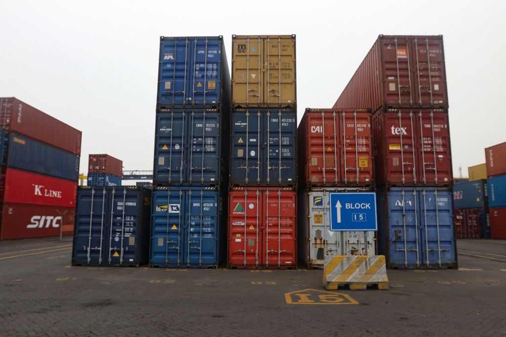 Tumpukan kontainer di Jakarta International Container Terminal (JICT), Jakarta Utara, Rabu (19/10/2022). Pada September 2022, nilai ekspor dan impor Indonesia turun secara bulanan. Namun, angka ini masih lebih tinggi dari September tahun lalu. Adryan Yoga Paramadwya (Z20)