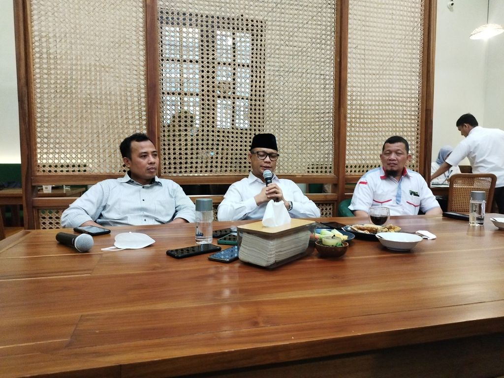 Direktur Layanan Haji Luar Negeri Kementerian Agama Subhan Cholid (tengah) memberikan keterangan kepada wartawan di Jakarta, Selasa (21/3/2023).