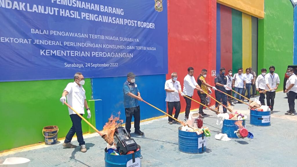 Menteri Perdagangan Zulkifli Hasan memusnahkan 15 jenis barang impor ilegal senilai Rp 11 miliar di kompleks pergudangan Jaya Park, Sidoarjo, Jawa Timur, Sabtu (24/9/2022) 