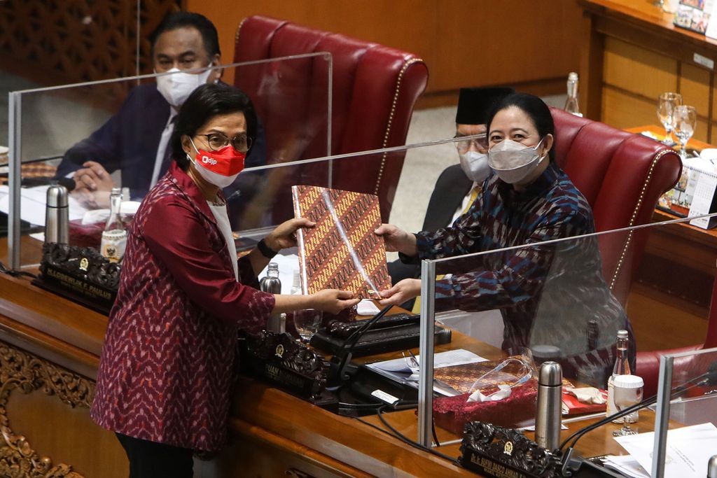 Menteri Keuangan Sri Mulyani Indrawati hadir dalam Rapat Paripurna DPR di Kompleks Parlemen, Senayan, Jakarta, Kamis (30/9/2021). 