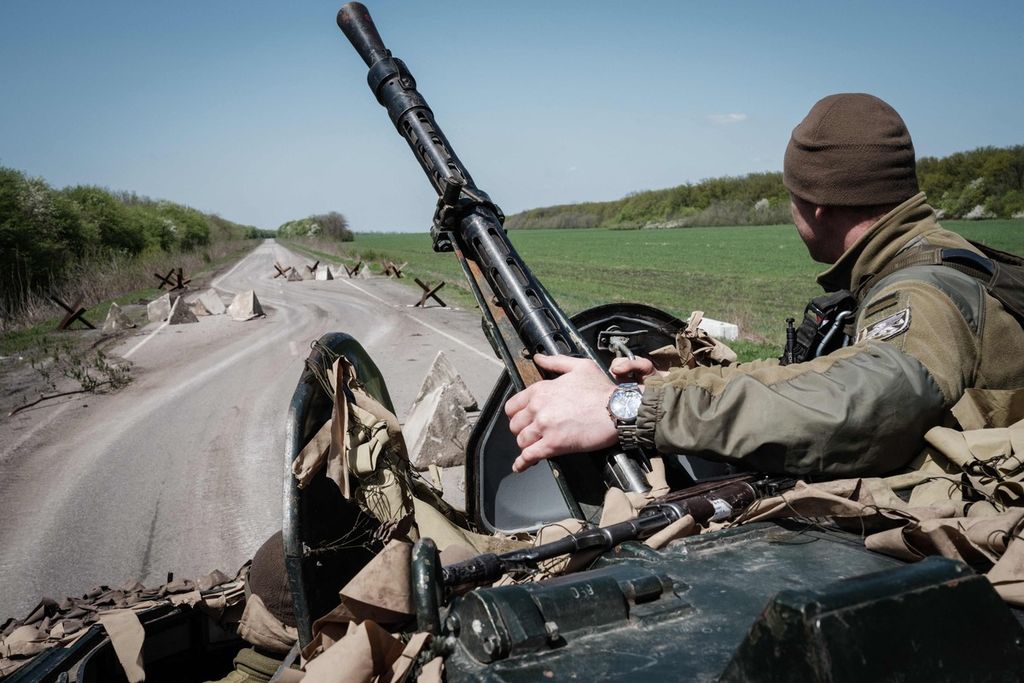 Seorang tentara Ukraina duduk di atas kendaraan lapis baja di Slovyansk pada tanggal 26 April 2022. 