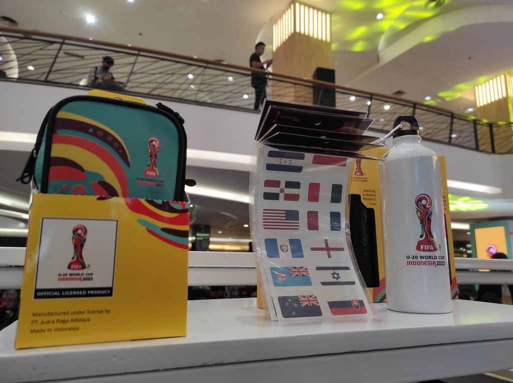 Sejumlah produk <i>merchandise </i>Piala Dunia U-20 2023, seperti botol, stiker, dan tas mini, dijual di gerai Juaraga di Mal FX Senayan, Jakarta, Rabu (8/3/2023). Harga produk <i>merchandise </i>mulai dari Rp 74.900 hingga Rp 899.900.