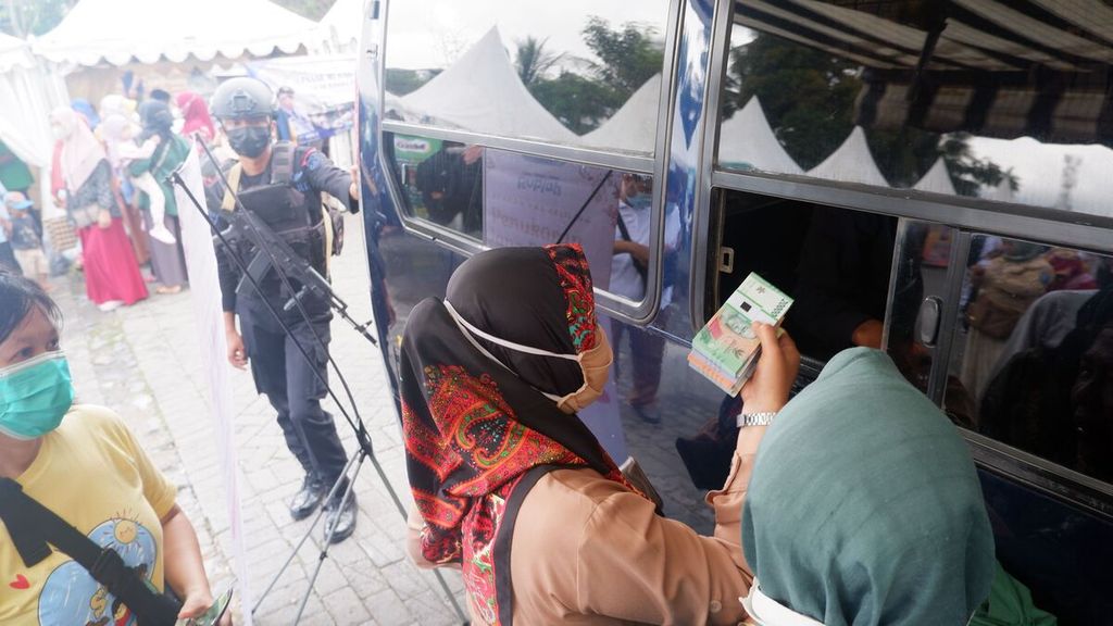 Warga menukar uang di mobil layanan kas keliling Bank Indonesia di Lapangan Taman Kamboja, Kota Banjarmasin, Kalimantan Selatan, Senin (14/11/2022). Di lokasi tersebut, warga bisa memperoleh berbagai pecahan uang kertas baru tahun emisi 2022.