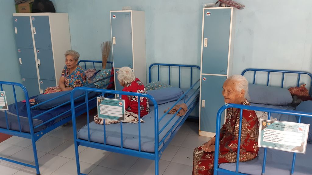 Sejumlah lansia dirawat di panti jompo Yayasan Kisah Nyata dan Jeritan Hati di Kota Malang, Jawa Timur, Rabu (15/3/2023). Mereka terdiri dari lansia yang tak diinginkan atau ditelantarkan oleh keluarganya.
