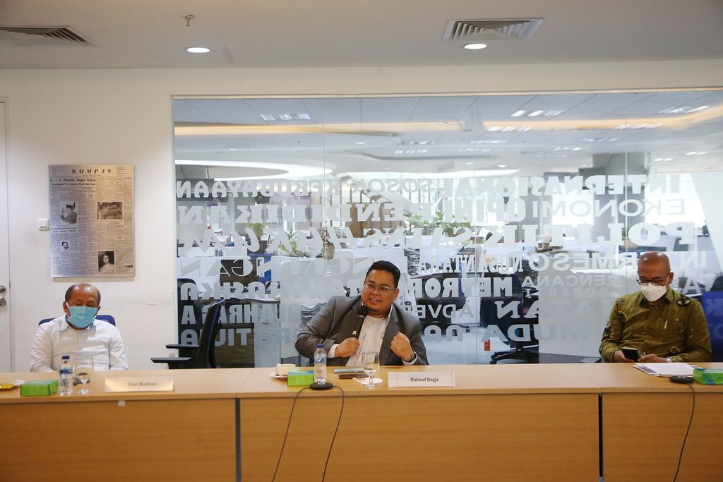 Anggota Komisi Pemilihan Umum periode 2017-2022 Hasyim Asy'ári (kanan) bersama anggota Badan Pengawas Pemilu (Bawaslu) periode 2017-2022 Rahmat Bagja (tengah), dan Wakil ketua Komisi II DPR Saan Mustopa menjadi pembicara dalam Kompas XYZ Forum di Redaksi <i>Kompas</i>, Jakarta, Selasa (1/3/2022).