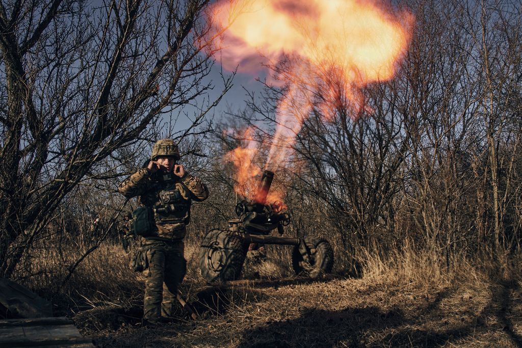 Tentara Ukraina menembakkan mortar derek senapan MO-120-RT-61 120 mm Perancis ke posisi Rusia di garis depan dekat Bakhmut, wilayah Donetsk, Ukraina, Selasa, 6 Desember 2022. (Foto AP/LIBKOS)