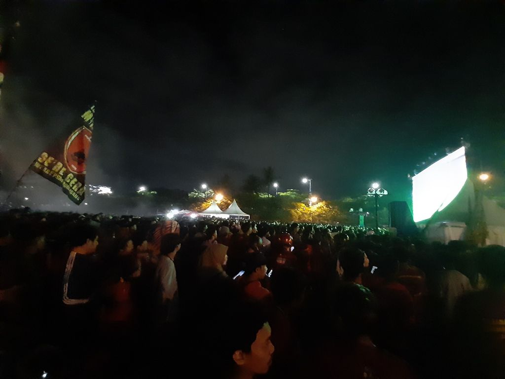 Suasana menyaksikan pertandingan antara PSM Makassar dan Madura United, di pelataran parkir Mall Phinisi Point, Makassar, Sulawesi Selatan, Jumat (31/3/2023) malam.