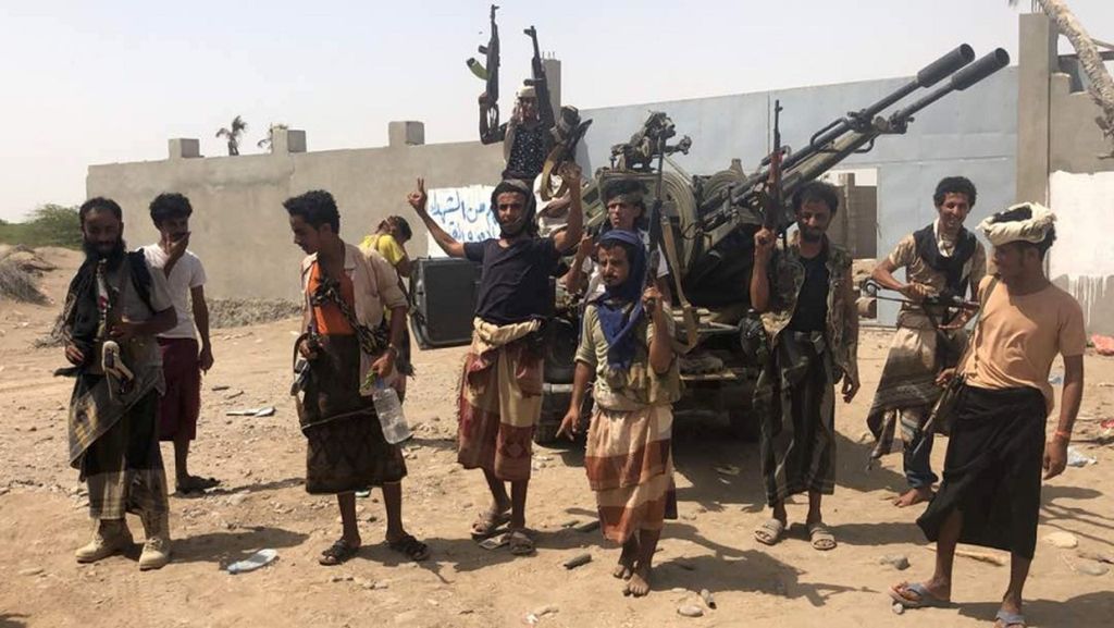 Pasukan pro-Pemerintah Yaman yang didukung oleh aliansi militer Arab Saudi berkumpul saat pertempuran melawan pemberontak Houthi di wilayah Bandara Hodeida, Senin (18/6/2018). Uni Emirat Arab, bagian dari aliansi militer Arab yang dipimpin Arab Saudi di Yaman, pada hari Senin memperingatkan pemberontak Houthi untuk mundur dari kota pelabuhan utama Hodeida.