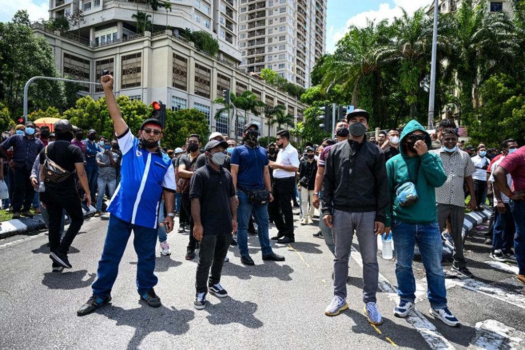 Para pendukung mantan Perdana Menteri Malaysia, Najib Razak berunjuk rasa di depan Istana National di Kuala Lumpur pada Rabu (24/8/2022). 