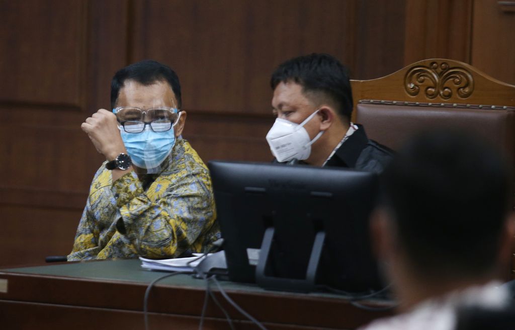 Mantan Direktur Pemeriksaan dan Penagihan pada Direktorat Jenderal Pajak Kementerian Keuangan Angin Prayitno Aji (kiri) menjalani sidang dengan agenda pemeriksaan saksi di Pengadilan Tindak Pidana Korupsi, Jakarta, Selasa (9/11/2021). Angin Prayitno Aji menjadi terdakwa kasus dugaan tindak pidana korupsi penerimaan hadiah atau janji terkait dengan pemeriksaan perpajakan tahun 2016 dan tahun 2017 pada Direktorat Jenderal Pajak. 