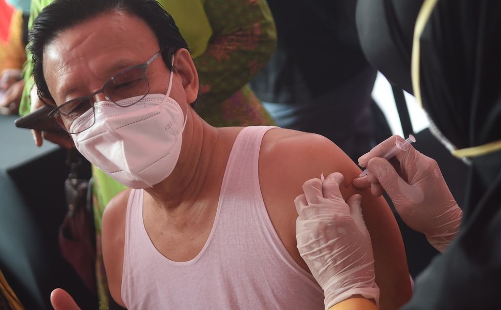 Warga mendapatkan vaksinasi saat Kick Off Vaksinasi Booster Jawa Timur di Kantor Dinas Ketenagakerjaan Jatim, Kota Surabaya, Rabu (12/1/2022).  