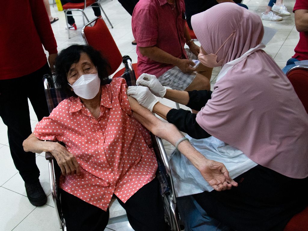 Warga lansia mengikuti vaksinasi dosis ketiga atau penguat di Maha Vihara Duta Maitreya, Batam, Kepulauan Riau, Kamis (13/1/2022). 