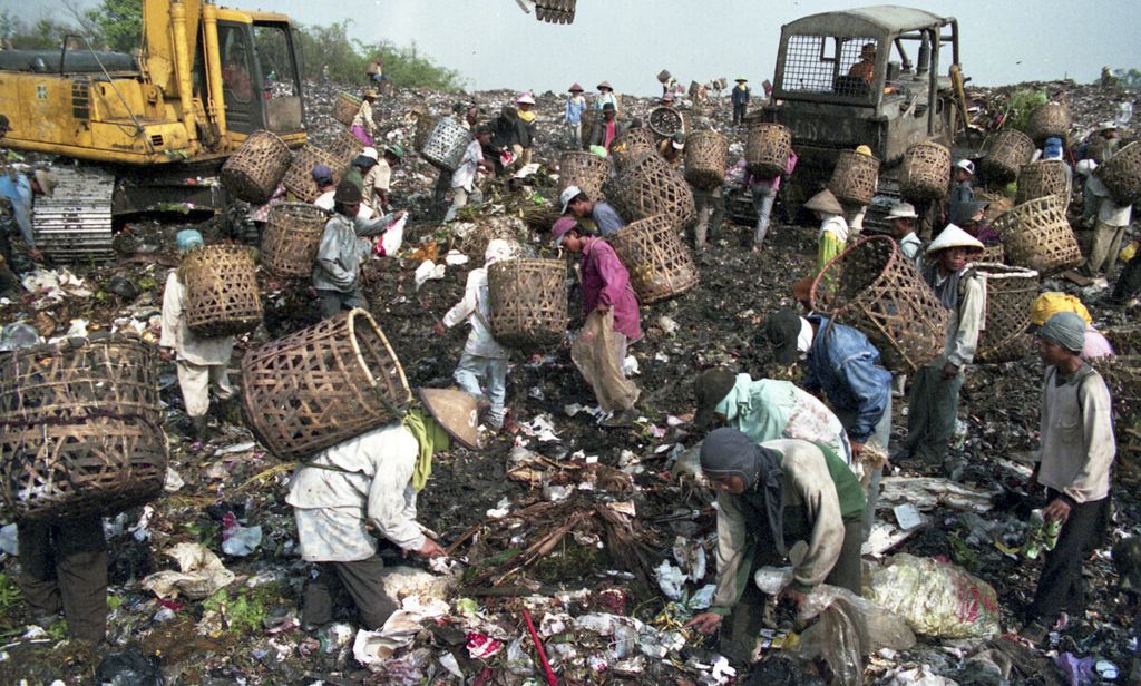 Pemulung di Tempat Pembuangan Akhir (TPA) sampah Bantar Gebang, Bekasi, Jawa Barat.