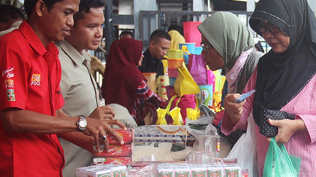 Residents shop for basic necessities at the Cheap Market event in the yard of the South Kalimantan Trade Office, Banjarmasin, Tuesday (17/4/2018).
