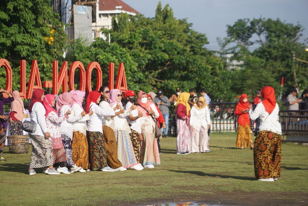 Sejumlah ibu berfoto dalam rangkaian peringatan Hari Ibu ke-94 di Pasar Johar, Semarang, Jawa Tengah, Sabtu (17/12/2022). Para ibu yang punya peran sentral dalam keluarga juga didorong untuk tetap produktif mengembangkan potensi dan kapasitas dirinya.
