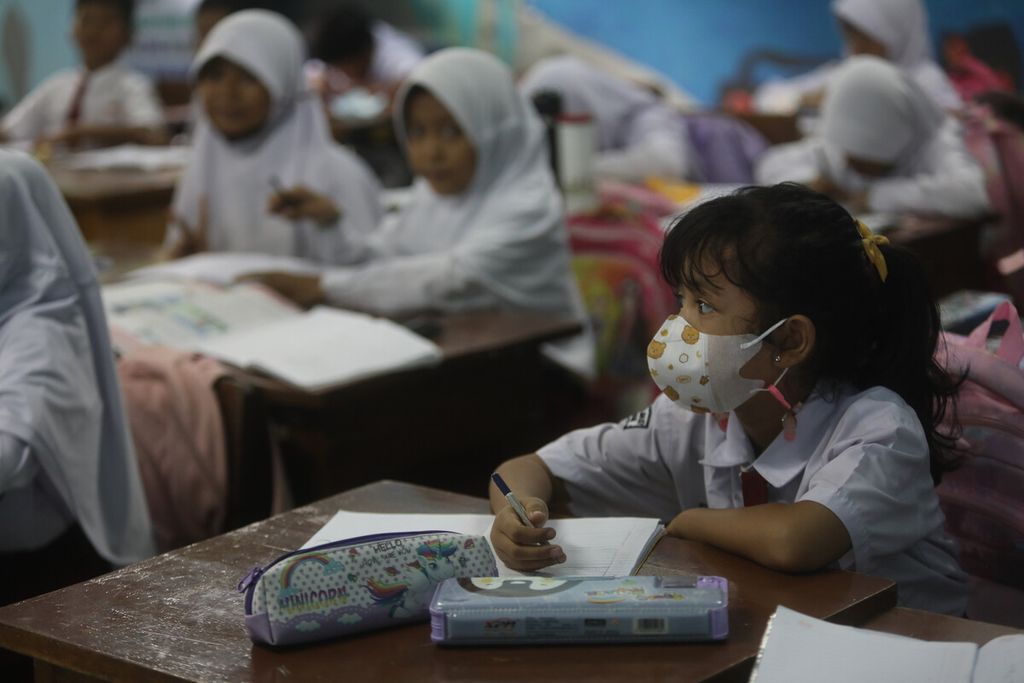 Some students wore masks while participating in class activities on the first day of school after the end of semester holidays and Christmas and New Year's Day at SDN 07 Pondok Kelapa, Jakarta, Monday (2/1/2023). Even though the Government has revoked PPKM status, some students are still disciplined in wearing masks as part of the health protocol.