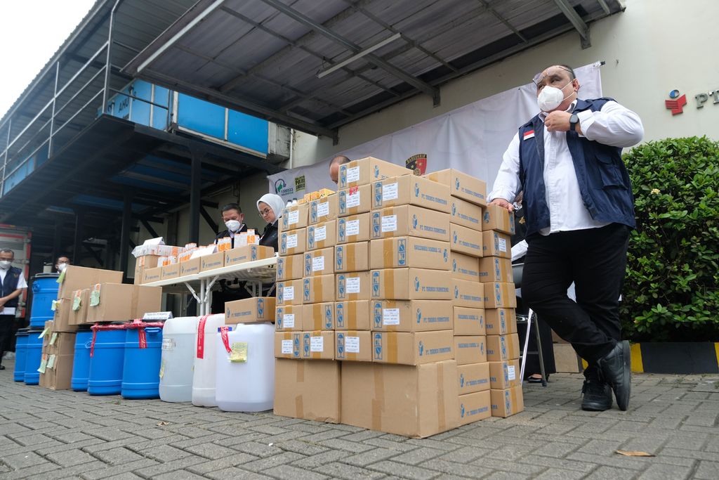 Deretan barang bukti berupa bahan baku dan obat sirop yang tidak memenuhi syarat di kawasan PT Yarindo Farmatama, Serang, Banten, Senin (31/10/2022). 